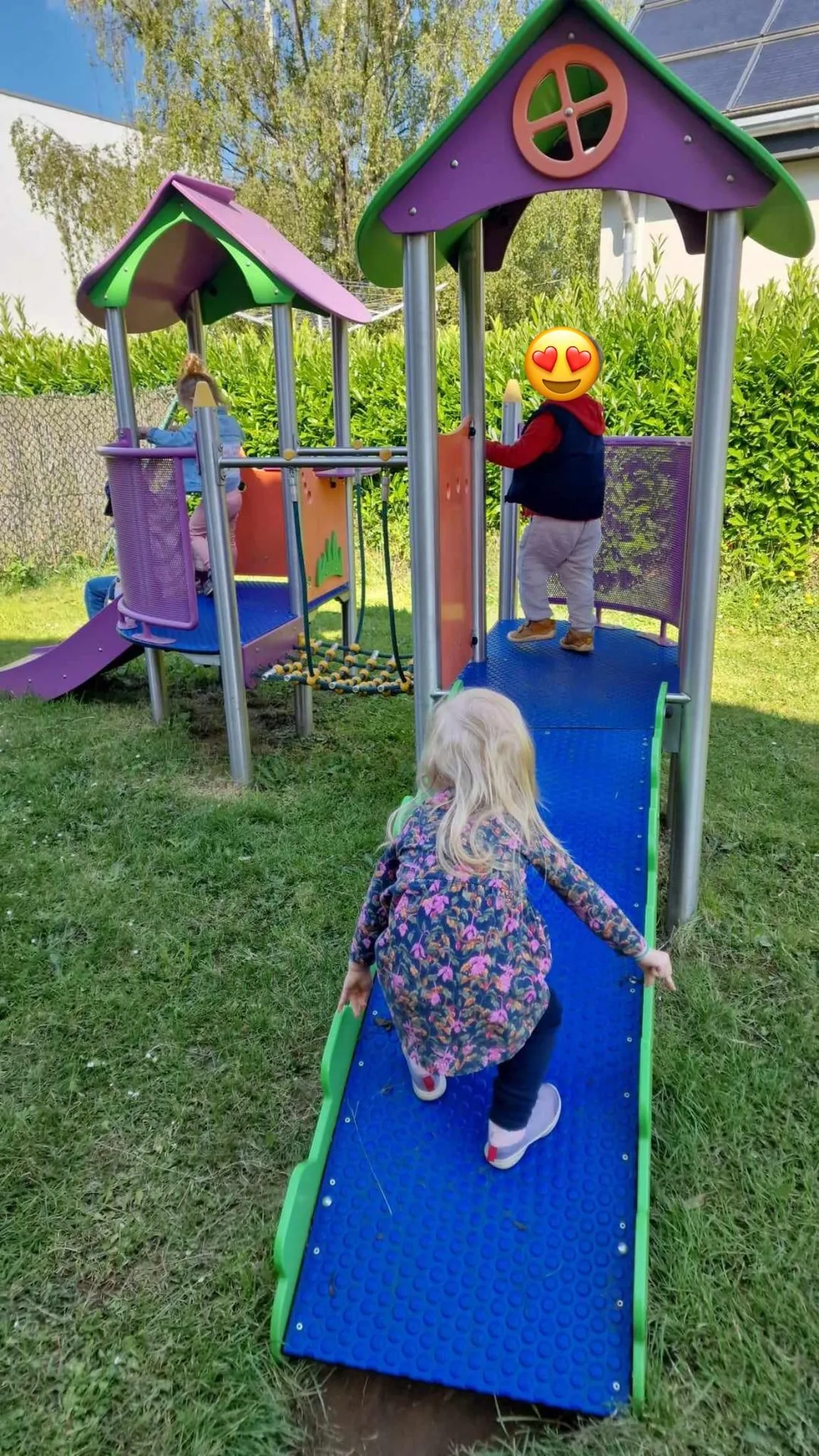 Spiller dobaussen am Gaart vun der Crèche Les Petits Tournesols