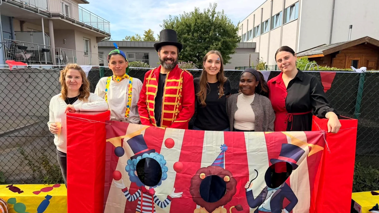 L’équipe de la crèche d’Itzig réunie derrière un décor de cirque lors de la Summer Party 2026.