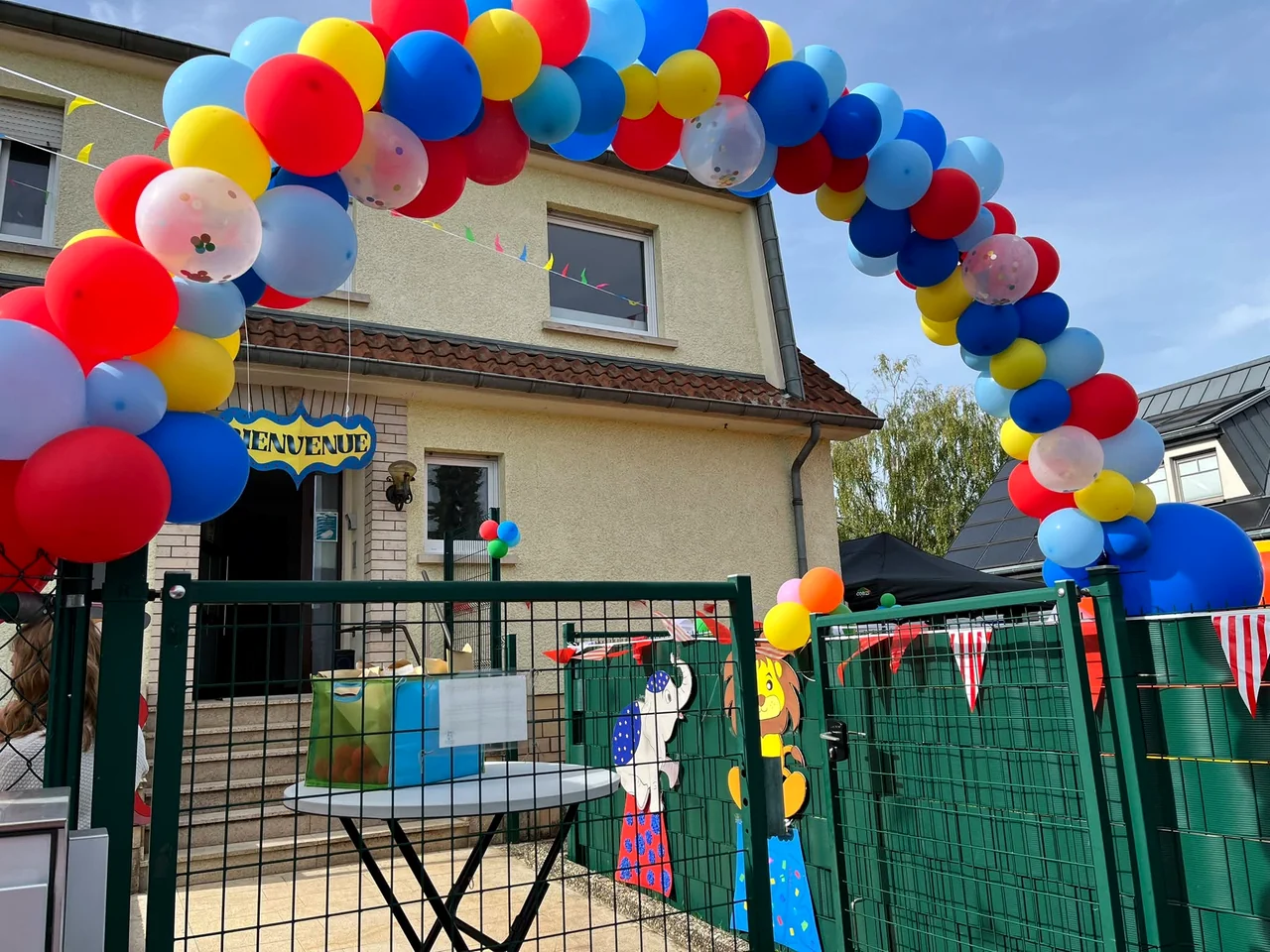 Entrée de la crèche d’Itzig décorée d’une arche de ballons colorés pour la Summer Party.