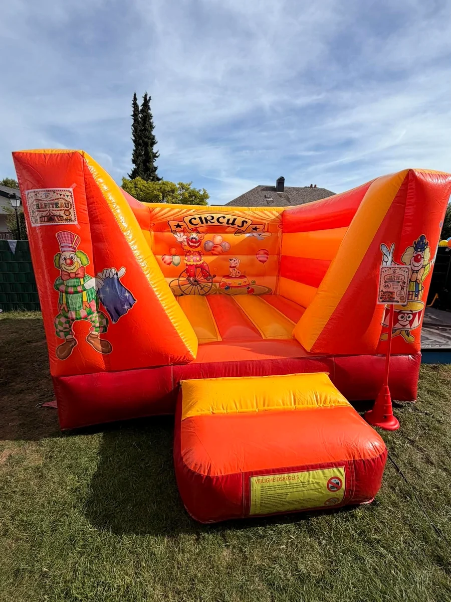 Château gonflable au thème du cirque installé pour la Summer Party de la crèche d’Itzig.